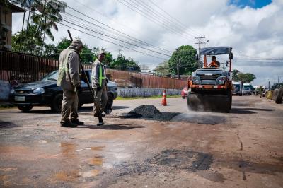Prefeitura leva mutirão de recuperação asfáltica para a Augusto Montenegro