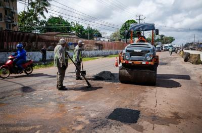 Prefeitura leva mutirão de recuperação asfáltica para a Augusto Montenegro