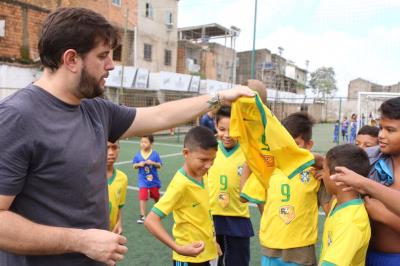 Parceria entre Prefeitura e R9 Academy transforma a vida de 300 crianças por meio do esporte
