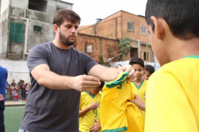 Parceria entre Prefeitura e R9 Academy transforma a vida de 300 crianças por meio do esporte