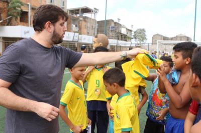 Parceria entre Prefeitura e R9 Academy transforma a vida de 300 crianças por meio do esporte