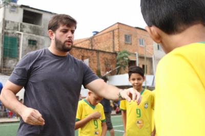 Parceria entre Prefeitura e R9 Academy transforma a vida de 300 crianças por meio do esporte