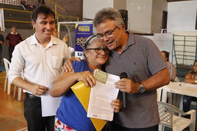 Novos contemplados para o Quinta dos Paricás assinam contrato dos imóveis