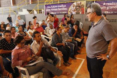 Novos contemplados para o Quinta dos Paricás assinam contrato dos imóveis