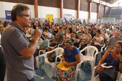 Novos contemplados para o Quinta dos Paricás assinam contrato dos imóveis