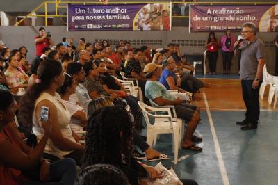 Novos contemplados para o Quinta dos Paricás assinam contrato dos imóveis
