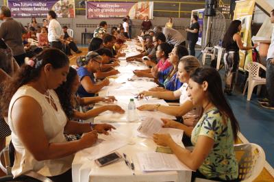 Novos contemplados para o Quinta dos Paricás assinam contrato dos imóveis