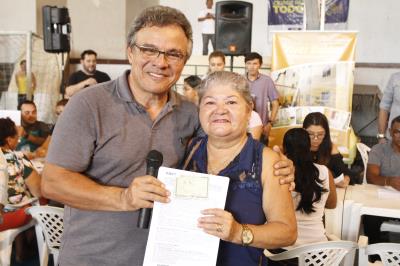 Novos contemplados para o Quinta dos Paricás assinam contrato dos imóveis