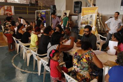 Novos contemplados para o Quinta dos Paricás assinam contrato dos imóveis