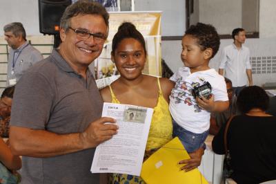 Novos contemplados para o Quinta dos Paricás assinam contrato dos imóveis