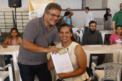 Novos contemplados para o Quinta dos Paricás assinam contrato dos imóveis