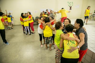 Unidade de saúde utiliza terapia alternativa em atividade com idosos