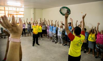 Unidade de saúde utiliza terapia alternativa em atividade com idosos