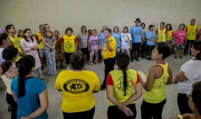 Unidade de saúde utiliza terapia alternativa em atividade com idosos