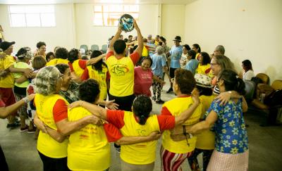 Unidade de saúde utiliza terapia alternativa em atividade com idosos