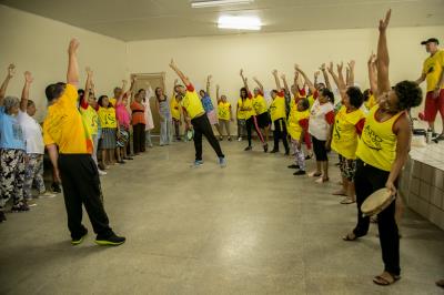 Unidade de saúde utiliza terapia alternativa em atividade com idosos