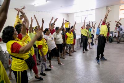 Unidade de saúde utiliza terapia alternativa em atividade com idosos