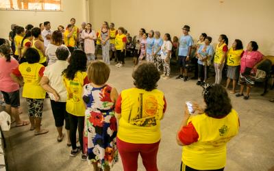 Unidade de saúde utiliza terapia alternativa em atividade com idosos