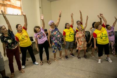 Unidade de saúde utiliza terapia alternativa em atividade com idosos