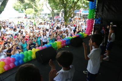 Crianças de escolas de Belém vão à praça da Bandeira declarar seus direitosr