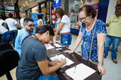 Vacinação contra a gripe imuniza população em shoppings da cidade