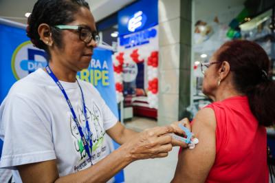 Vacinação contra a gripe imuniza população em shoppings da cidade