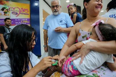 Vacinação contra a gripe imuniza população em shoppings da cidade