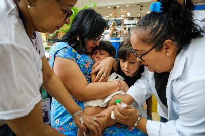 Vacinação contra a gripe imuniza população em shoppings da cidade