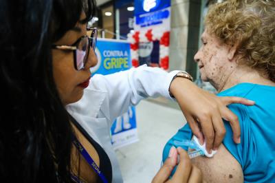 Vacinação contra a gripe imuniza população em shoppings da cidade