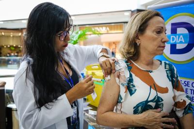 Vacinação contra a gripe imuniza população em shoppings da cidade