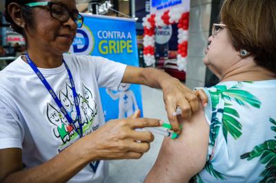 Vacinação contra a gripe imuniza população em shoppings da cidade