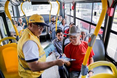 Ação educativa da SeMOB aborda respeito no transporte público municipal