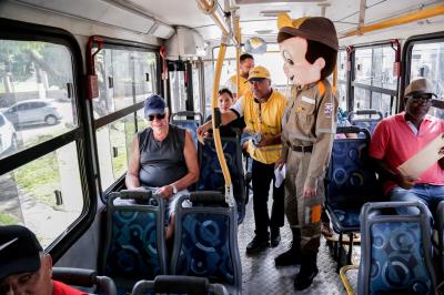 Ação educativa da SeMOB aborda respeito no transporte público municipal