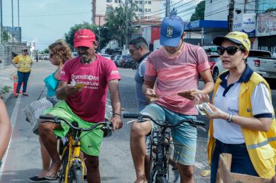 Ação educativa da SeMOB aborda ciclistas na travessa Antônio Baena