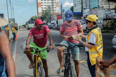 Ação educativa da SeMOB aborda ciclistas na travessa Antônio Baena