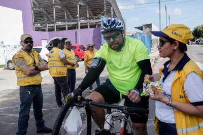Ação educativa da SeMOB aborda ciclistas na travessa Antônio Baena