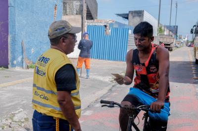 Ação educativa da SeMOB aborda ciclistas na travessa Antônio Baena