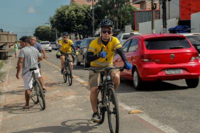 Ação educativa da SeMOB aborda ciclistas na travessa Antônio Baena