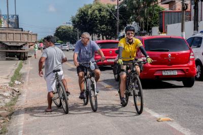 Ação educativa da SeMOB aborda ciclistas na travessa Antônio Baena