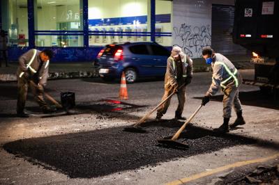 Ação "tapa-buraco" noturna beneficia ruas centrais da cidade