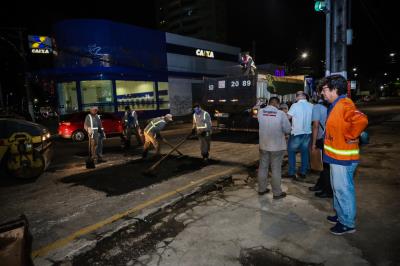 Ação "tapa-buraco" noturna beneficia ruas centrais da cidade