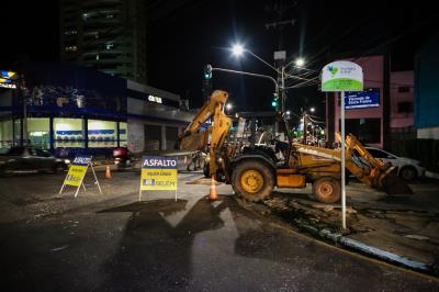 Ação "tapa-buraco" noturna beneficia ruas centrais da cidade