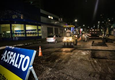Ação "tapa-buraco" noturna beneficia ruas centrais da cidade