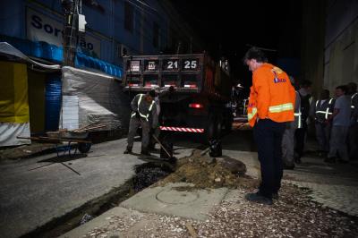 Ação "tapa-buraco" noturna beneficia ruas centrais da cidade