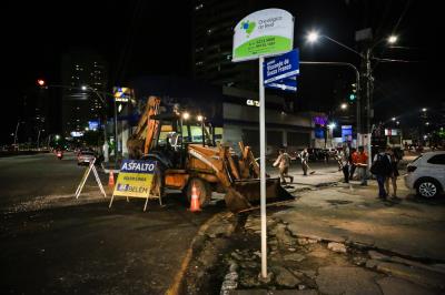 Ação "tapa-buraco" noturna beneficia ruas centrais da cidade