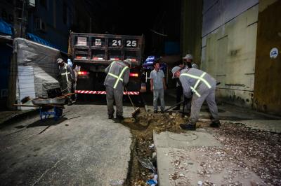 Ação "tapa-buraco" noturna beneficia ruas centrais da cidade