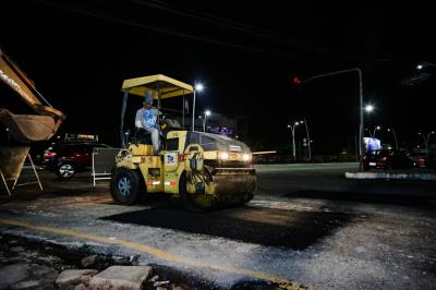 Ação "tapa-buraco" noturna beneficia ruas centrais da cidade