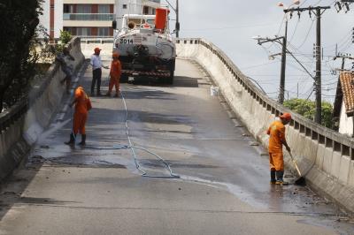 Prefeitura realiza mutirão de limpeza na avenida Centenário e em três elevados da cidade