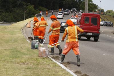 Prefeitura realiza mutirão de limpeza na avenida Centenário e em três elevados da cidade