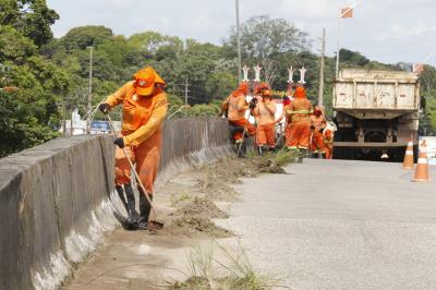 Prefeitura realiza mutirão de limpeza na avenida Centenário e em três elevados da cidade